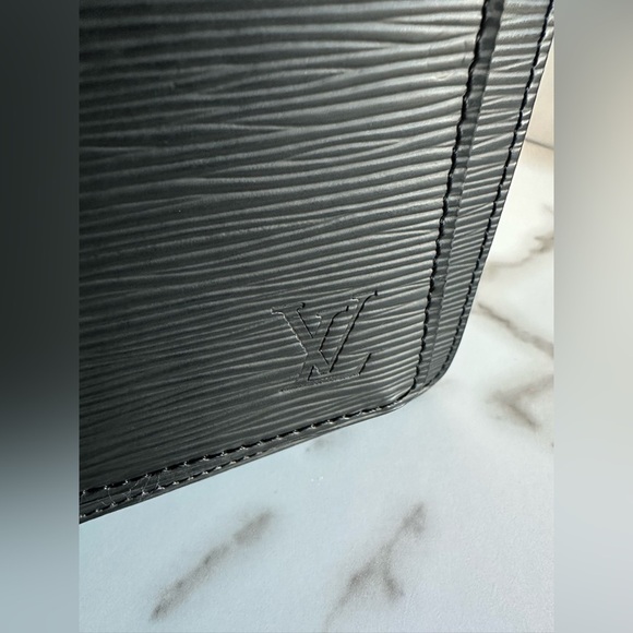 Authentic LOUIS VUITTON black Epi Monceau 28
Hand Bag 2way - Picture 14 of 15